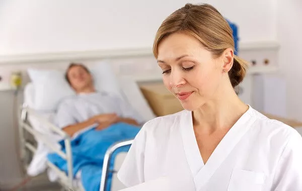 cuanto-cobra-una-enfermera-en-españa-600x380