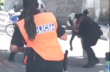 lo lanza desde atras