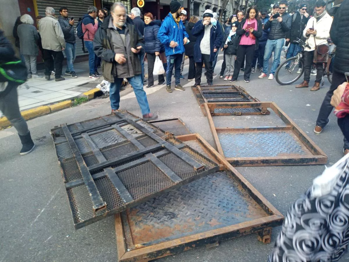 vallas-derribadas-durante-la-protesta-en-apoyo-a-cristina-kirchner-958668-180947