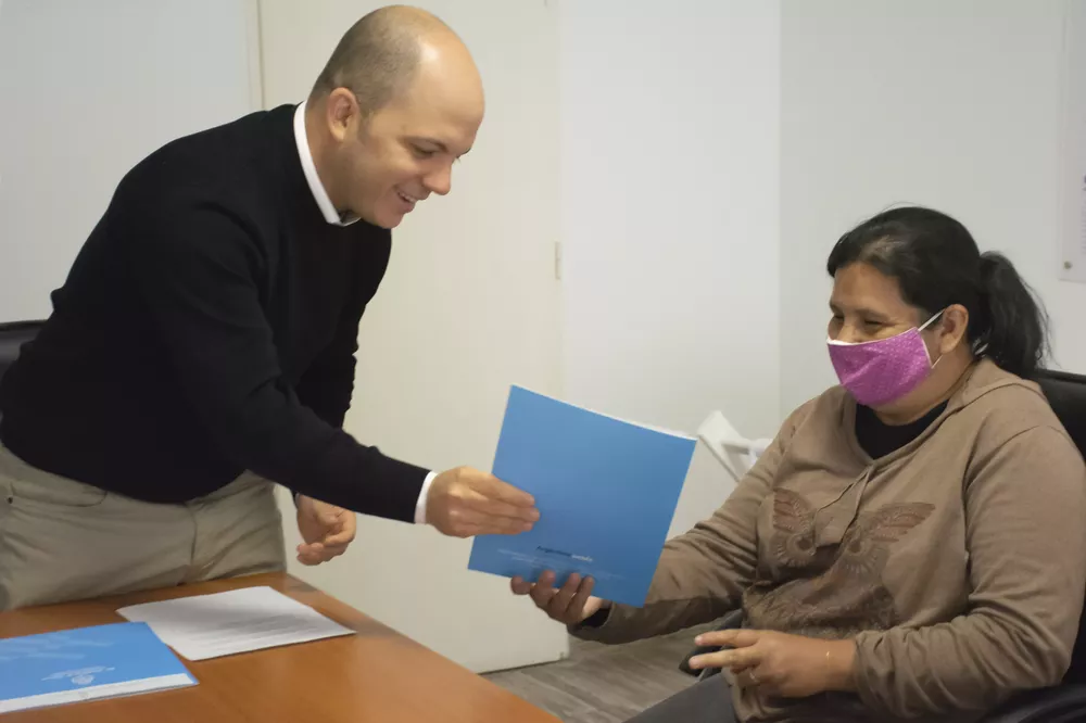 Avelino entrega Certificado