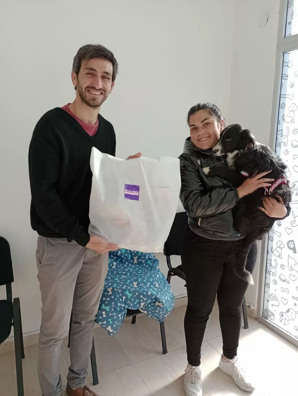 Carretero entrega kit a una adoptante