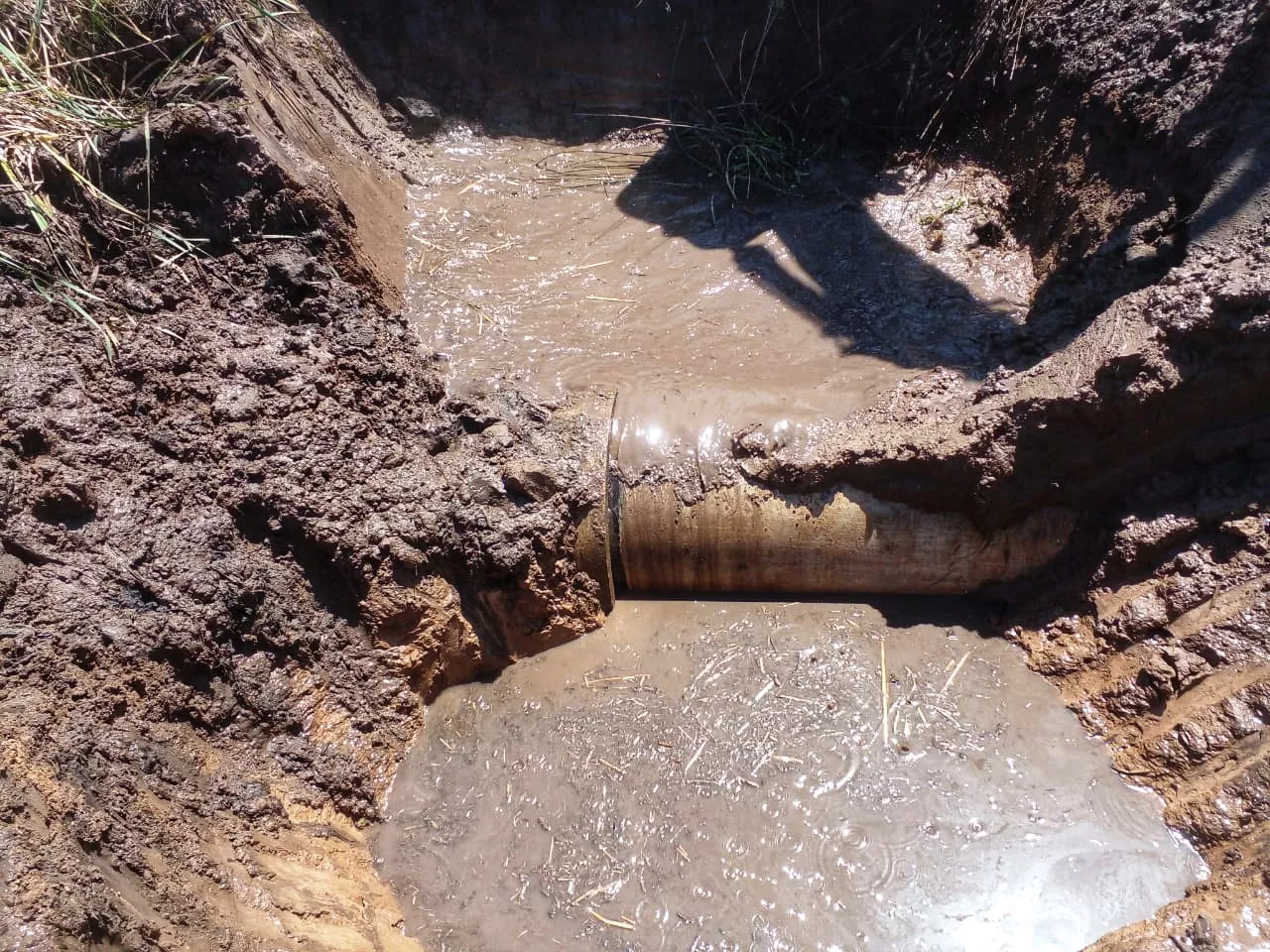 Trabajos de reparación acueducto_Laguna Cambaceres