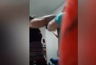 mujer ataca a medico