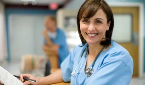 cuanto-gana-una-enfermera-570x334