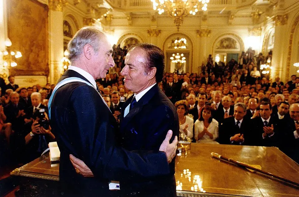 Menem_abraza_a_De_la_Rúa