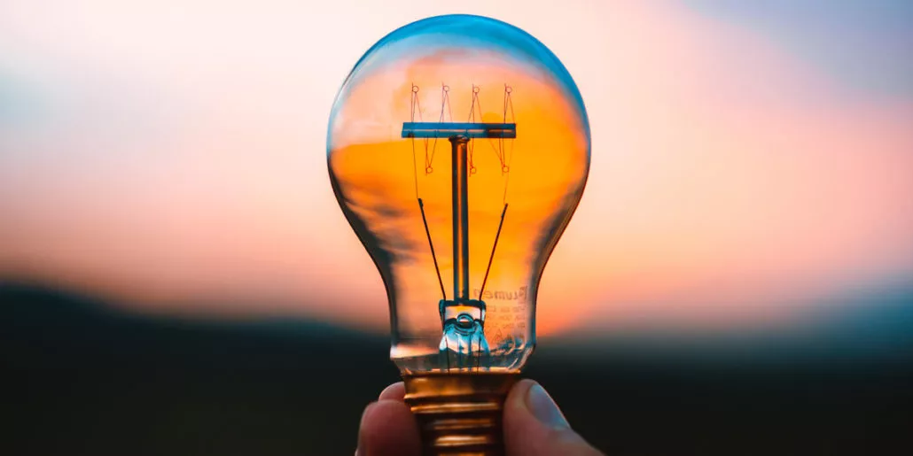 Día-Mundial-del-Ahorro-de-Energía-Cómo-ahorrar-luz-eligiendo-la-mejor-bombilla-Fersay-1030x515