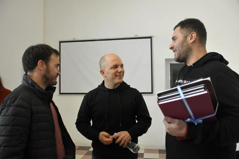 multimedia.grande.990c2d25b642b418.QXZlbGlubyBadXJybyB5IFBlcnNvbmVyw61hc19ncmFuZGUud2VicA==