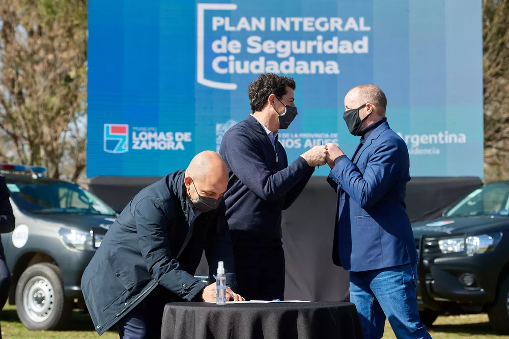 1629425430261_Avelino firma Lomas de Zamora