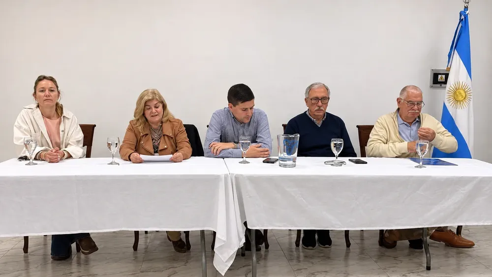 Panel formal con bandera argentina