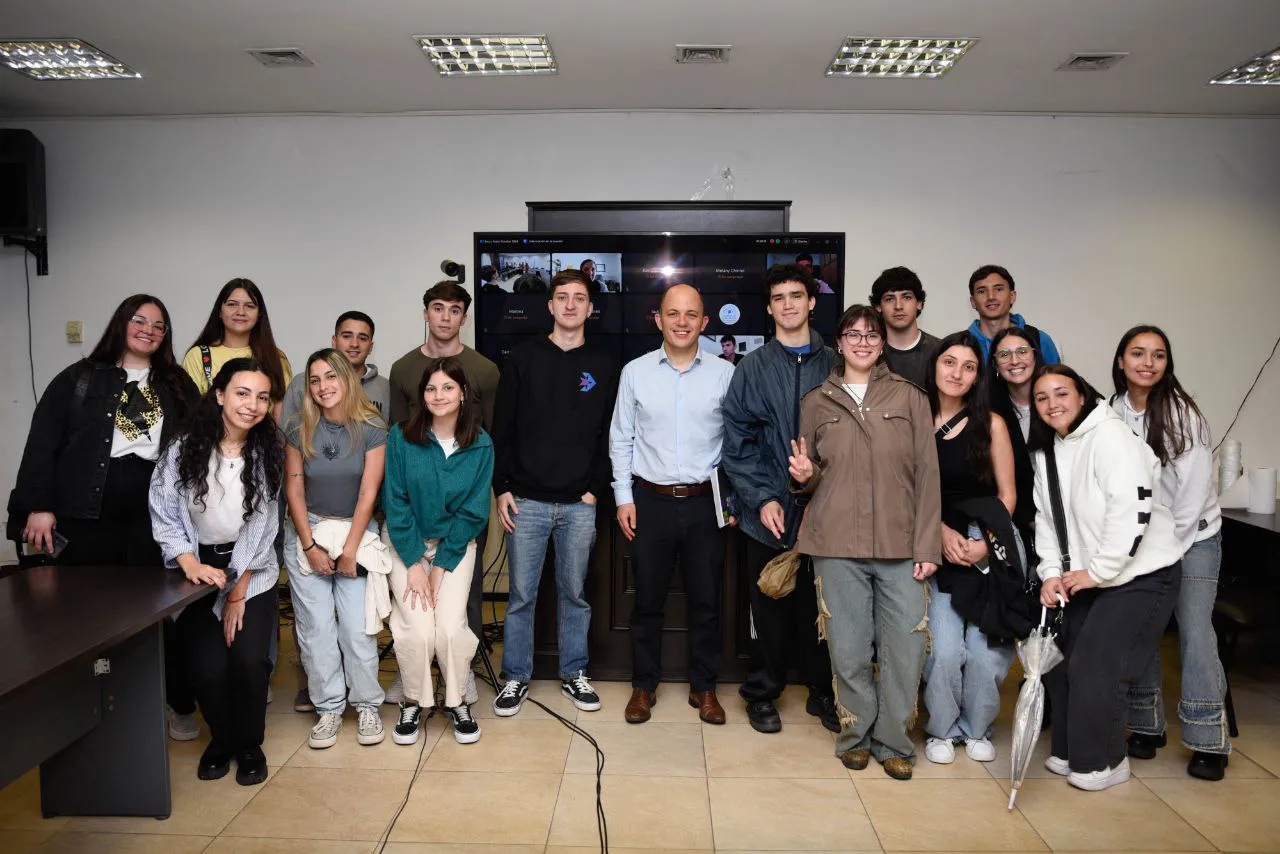 Avelino con becarias y becarios 2024