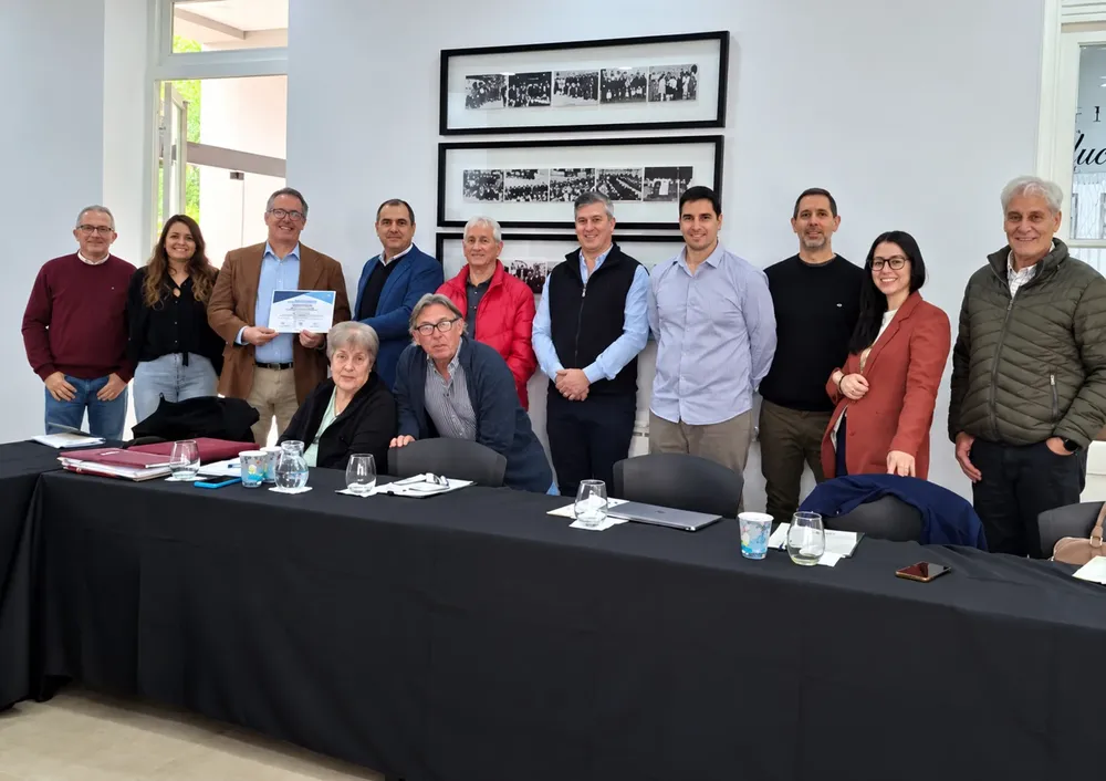 Foto de grupo en sala de reuniones