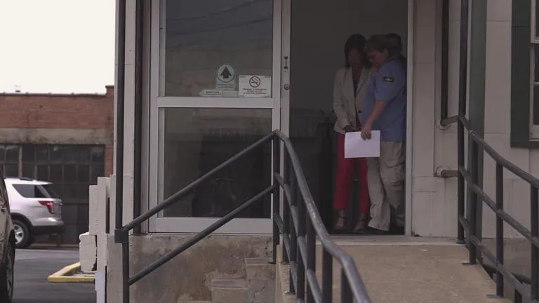 Debra Mercer-Erwin sale esposada de un tribunal de Sherman, Texas, el 4 de mayo de 2023, cuando fue declarada culpable.