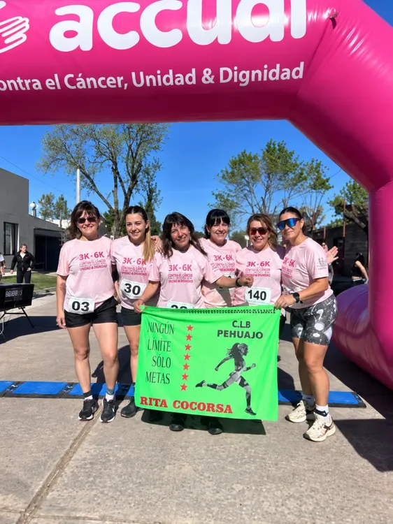 Seis corredoras bajo el arco solidario (1)