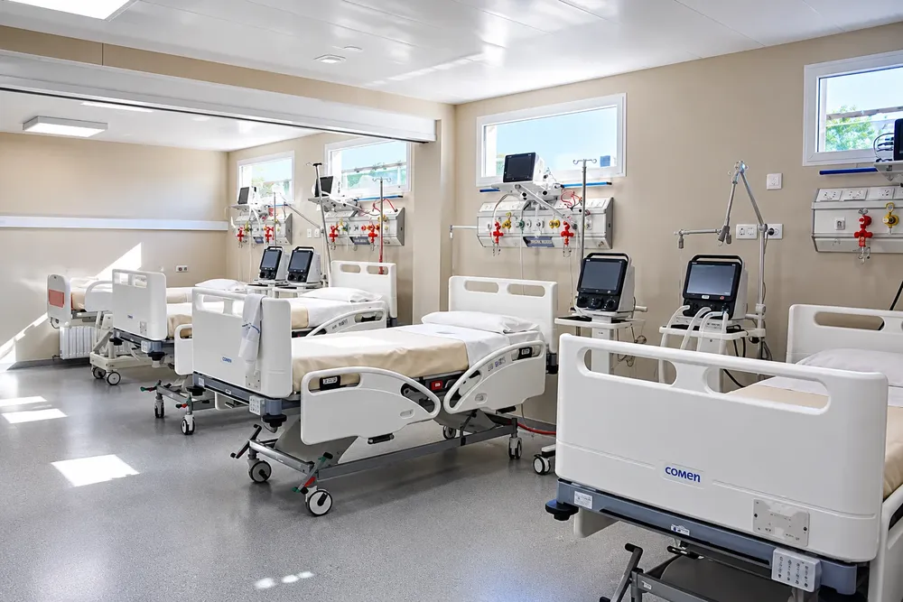 Sala UCI moderna con camas COMEN