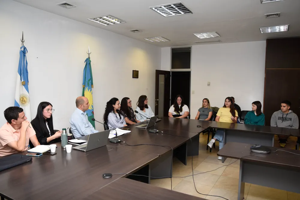 Avelino con becarios