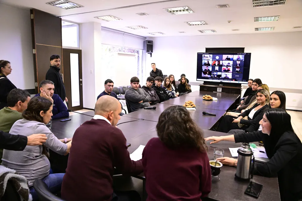 Charla con becarios